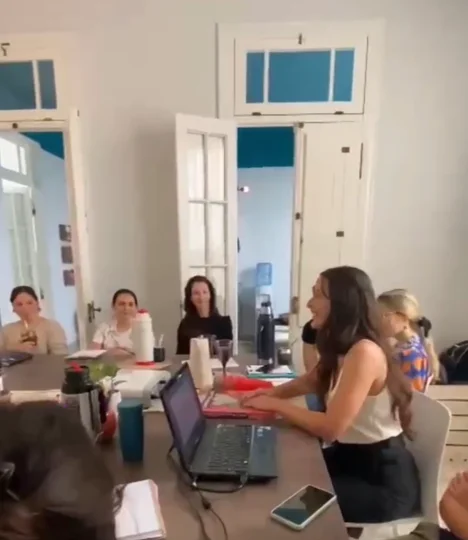 Mar dictando un taller de Crianza Consciente